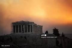 Thousands flee as wildfires raze Greek capital